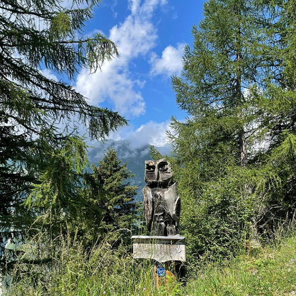 Holz-Uhu am Wegrand in der Umgebung von Bellwald